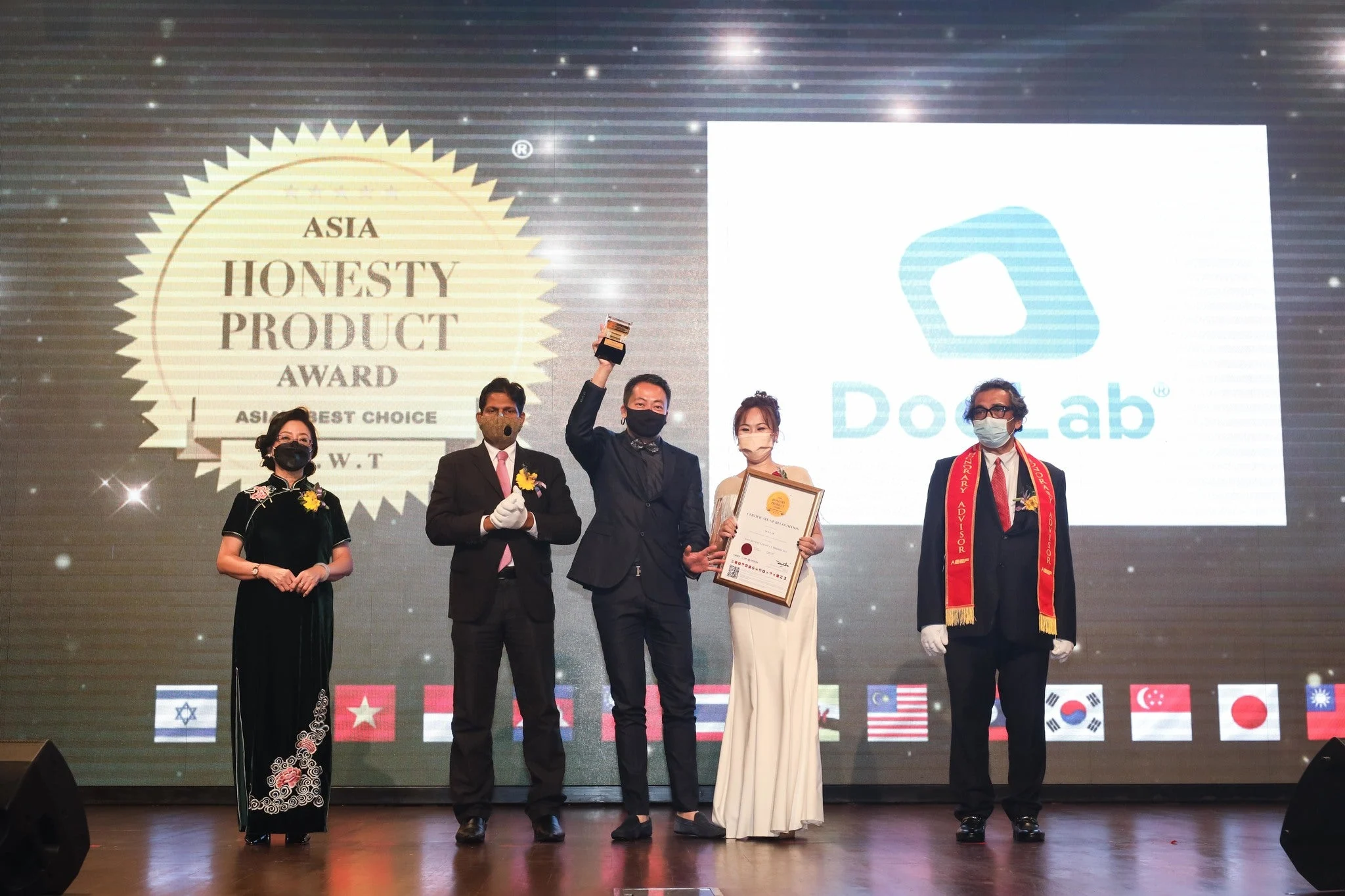 DocLab award presentation at the 9th Asia Honesty Award Night
